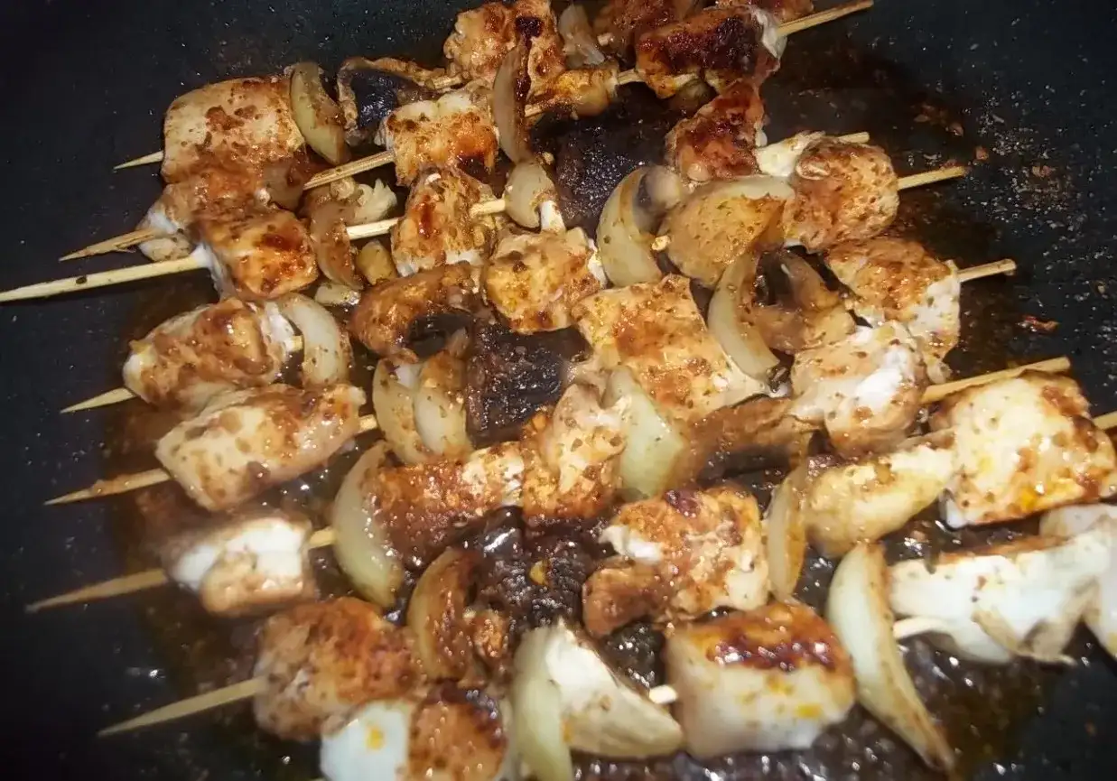 Jak zrobić szaszłyki na patelni w 15 minut – prosta i smaczna receptura