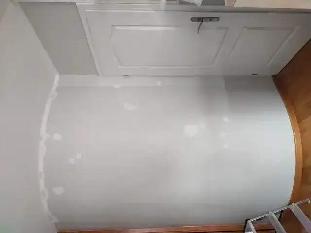 Jak wygładzić ściany po zerwaniu tapet i uniknąć problemów z malowaniem