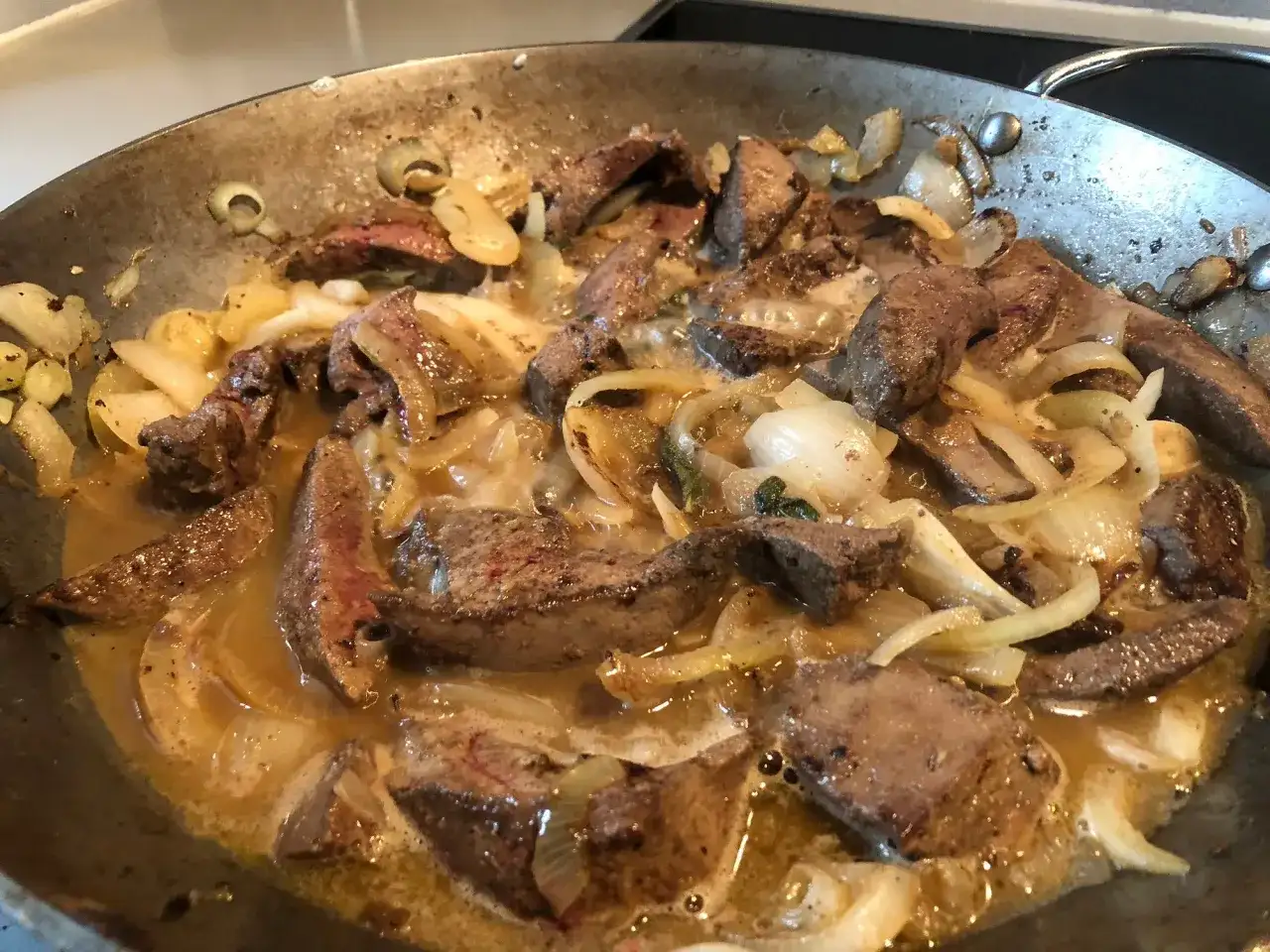 Na czym smażyć wątróbkę drobiową, aby uniknąć jej wysuszenia?