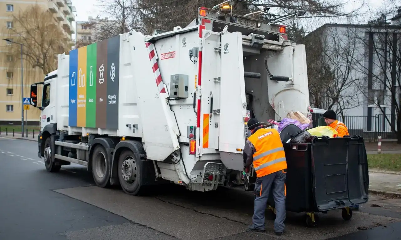 Ile kosztują śmieci w Warszawie? Sprawdź aktualne stawki i różnice