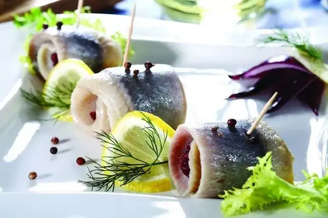 Jakie przyprawy do śledzia w oleju? Odkryj najlepsze smaki!