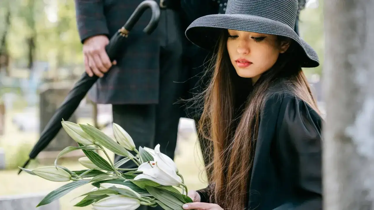 Co oznacza biała róża na pogrzebie? Symbolika, emocje i znaczenie