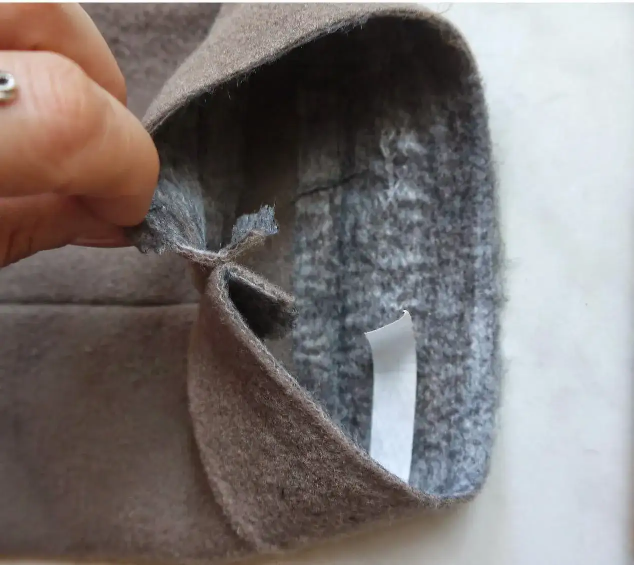 Jak skrócić rękawy w bluzie – proste metody na idealne dopasowanie