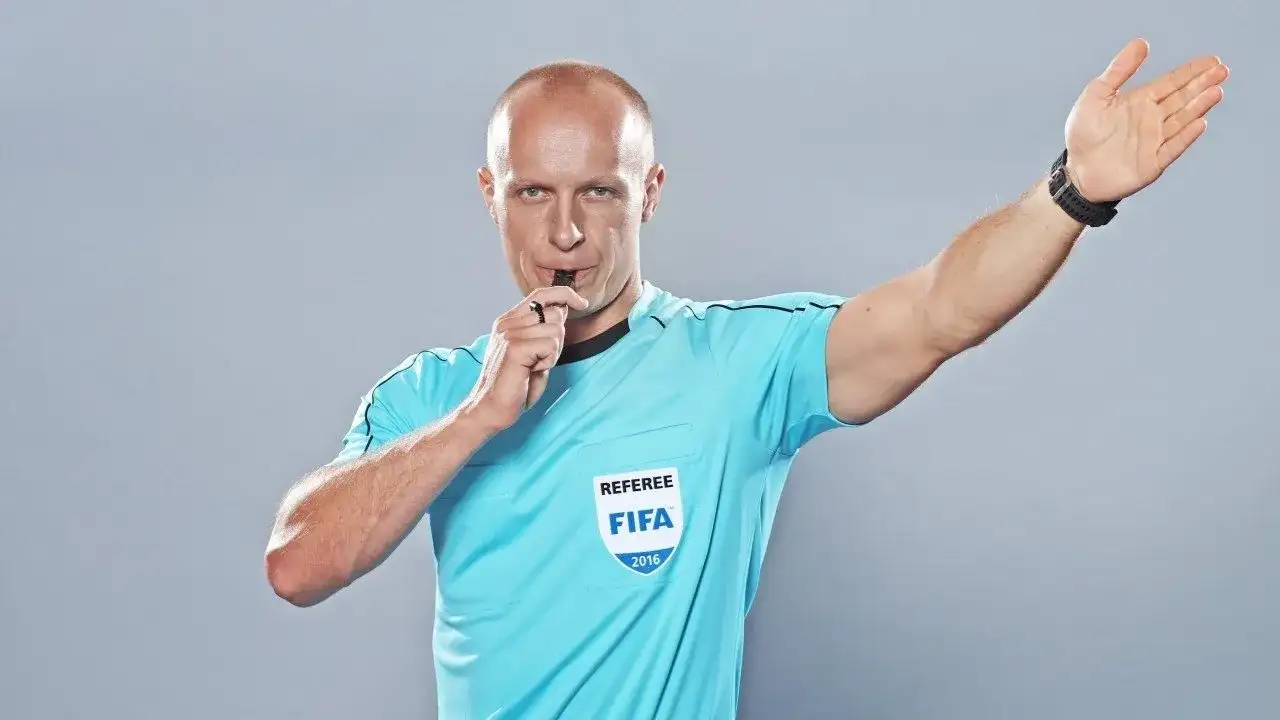 Ile zarabia sędzia w Ekstraklasie? Zaskakujące kwoty ujawnione!