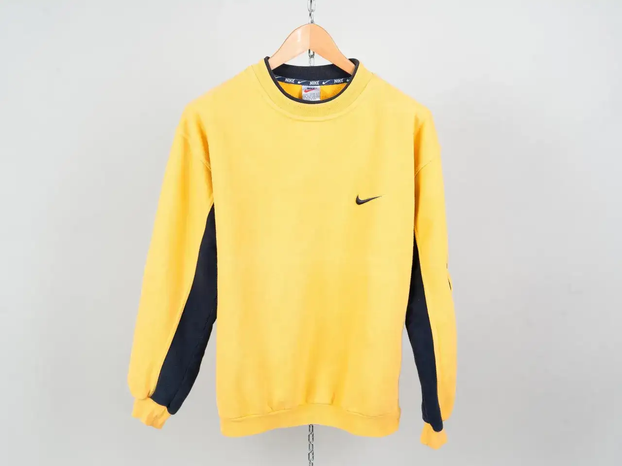 Gdzie kupić bluzy Nike vintage? Najlepsze miejsca i porady zakupowe