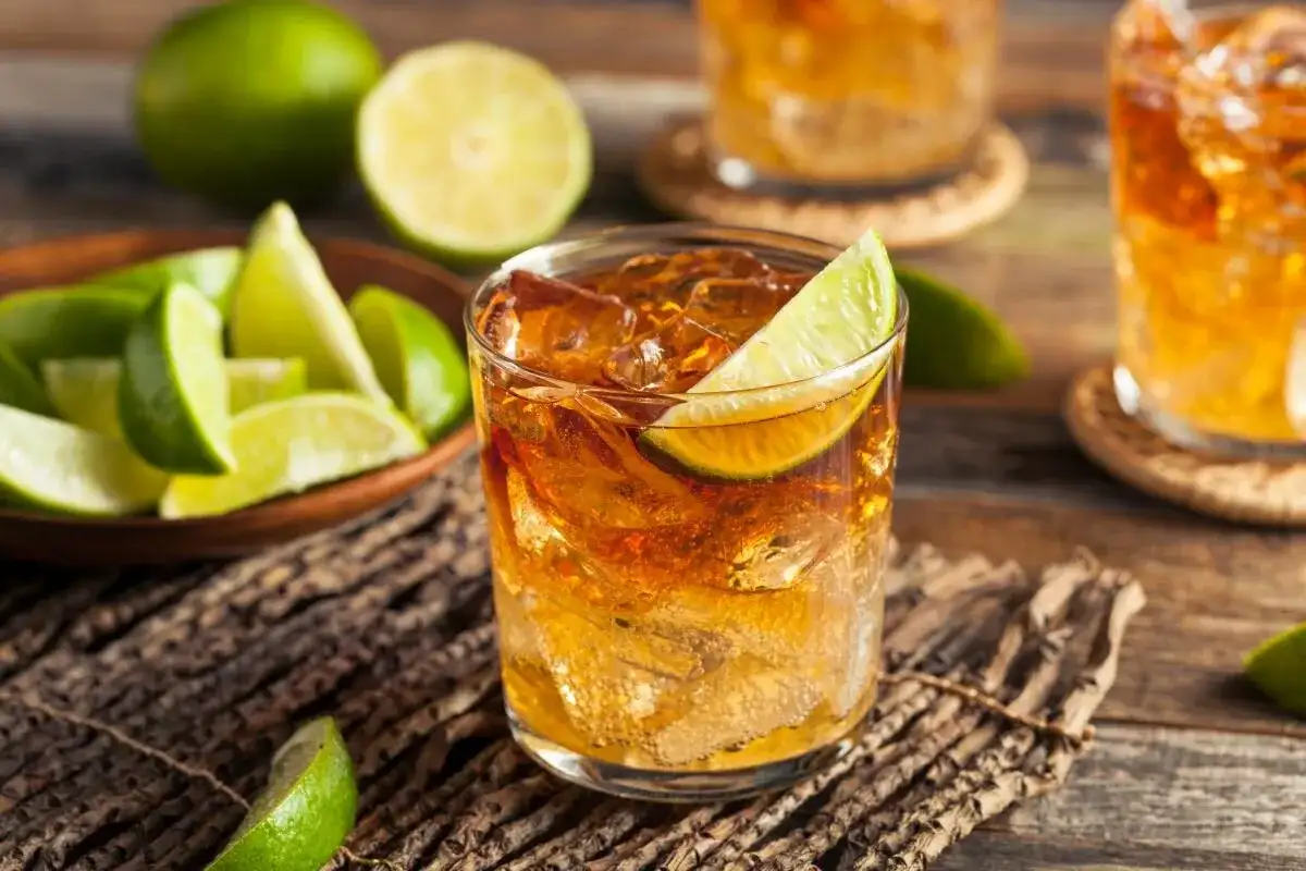 Rum z lodem i limonką, klasyczny drink. Idealny na upalne dni, gdy zastanawiasz się, z czym się pije rum.