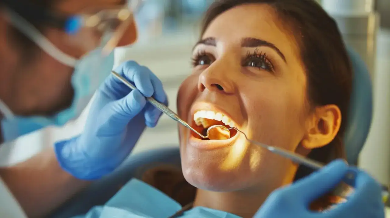 Bolące dziąsła? Skuteczne sposoby: dom, apteka, stomatolog