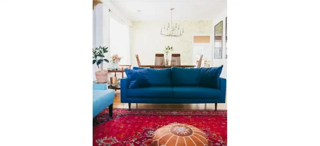 Jaki dywan do niebieskiej kanapy, aby uniknąć błędów w aranżacji?