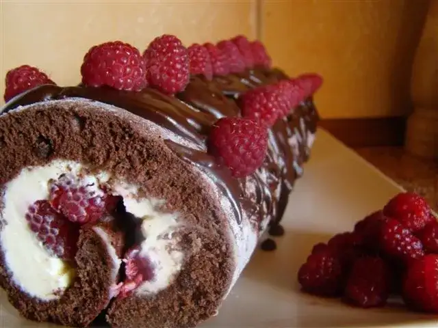 Luksusowy deser – rolada czekoladowa z mascarpone, pyszny i elegancki