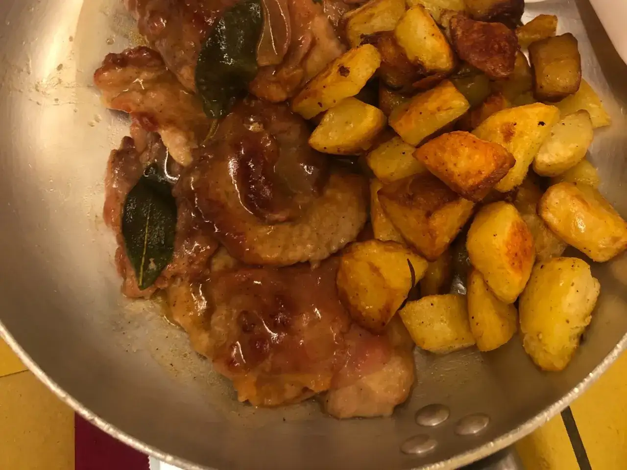 Soczyste kotleciki w sosie z szałwią i chrupiące ziemniaczki – idealne danie, by poczuć smak Rzymu. Co zjesc w Rzymie? To!