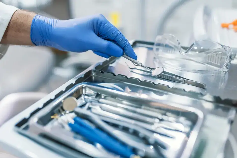 Dentysta z bólem: Kiedy musi przyjąć? Jak znaleźć pomoc?