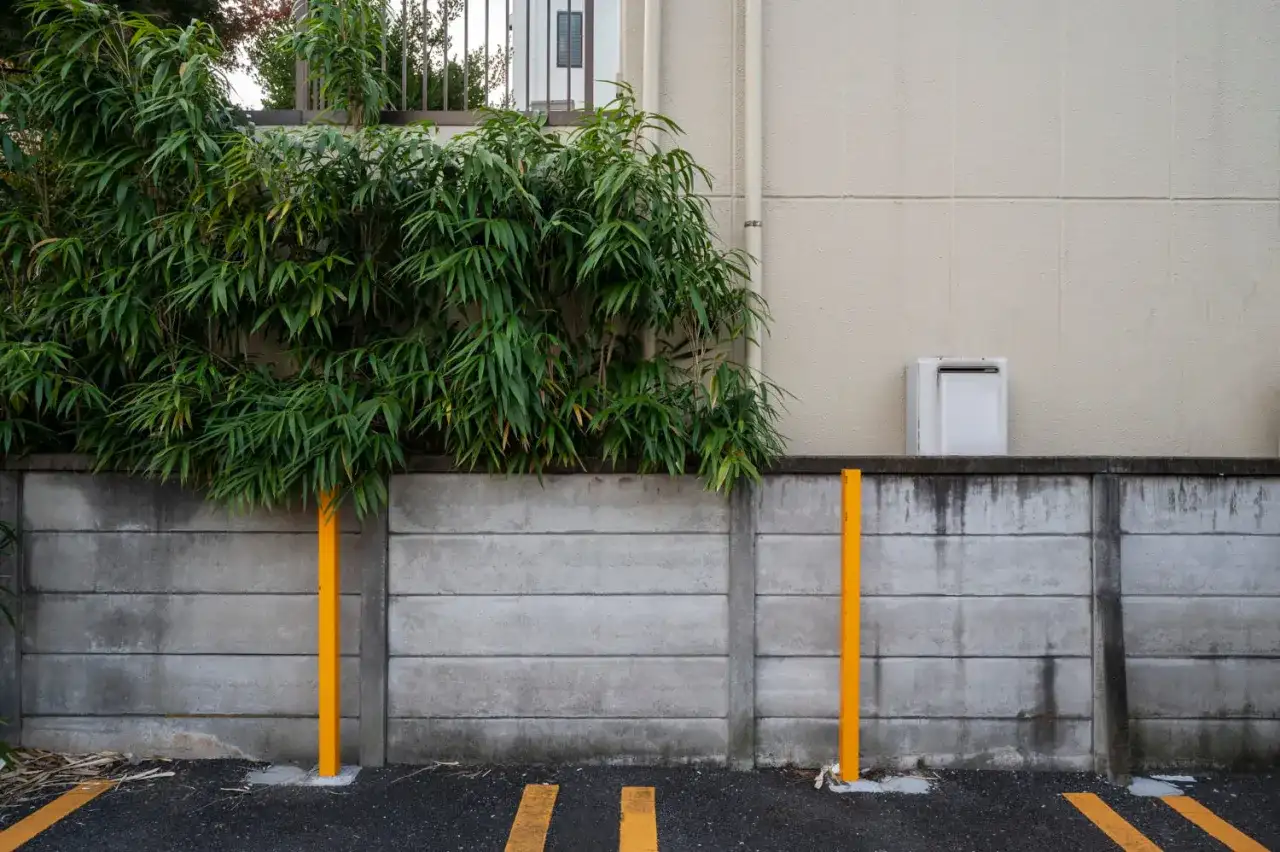 Jak zbudować płot betonowy? Oszczędź i uniknij 10 błędów!