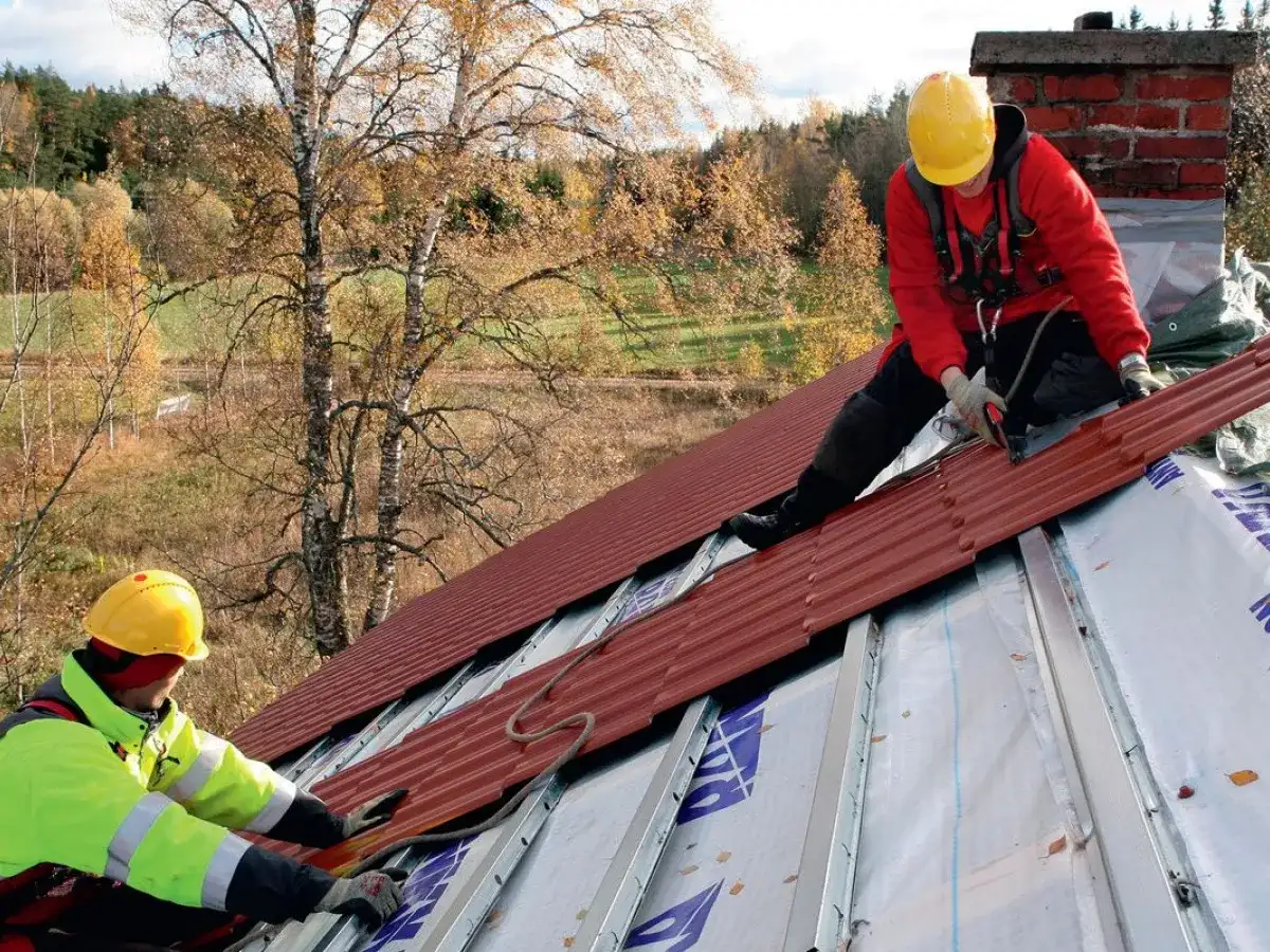 Dekarz: Zarobki, kariera i sekrety zawodu. Czy warto?