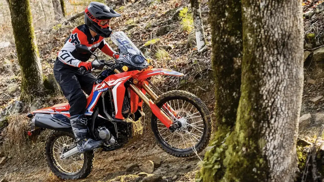Enduro co to? Poznaj fascynujący świat sportów motocyklowych i rowerowych