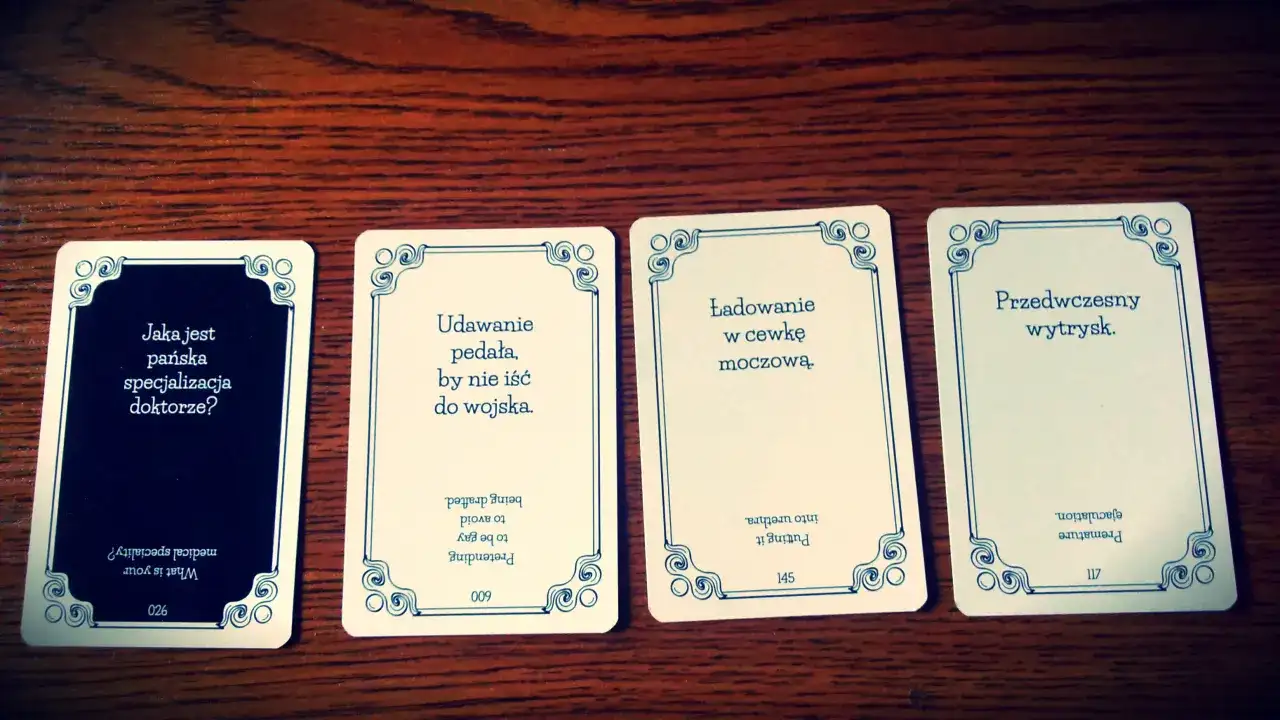 Karty do gry Cards Against Humanity po polsku: "Jaka jest pańska specjalizacja doktorze?", "Udawanie pedała, by nie iść do wojska.", "Ładowanie w cewkę moczową.", "Przedwczesny wytrysk.".