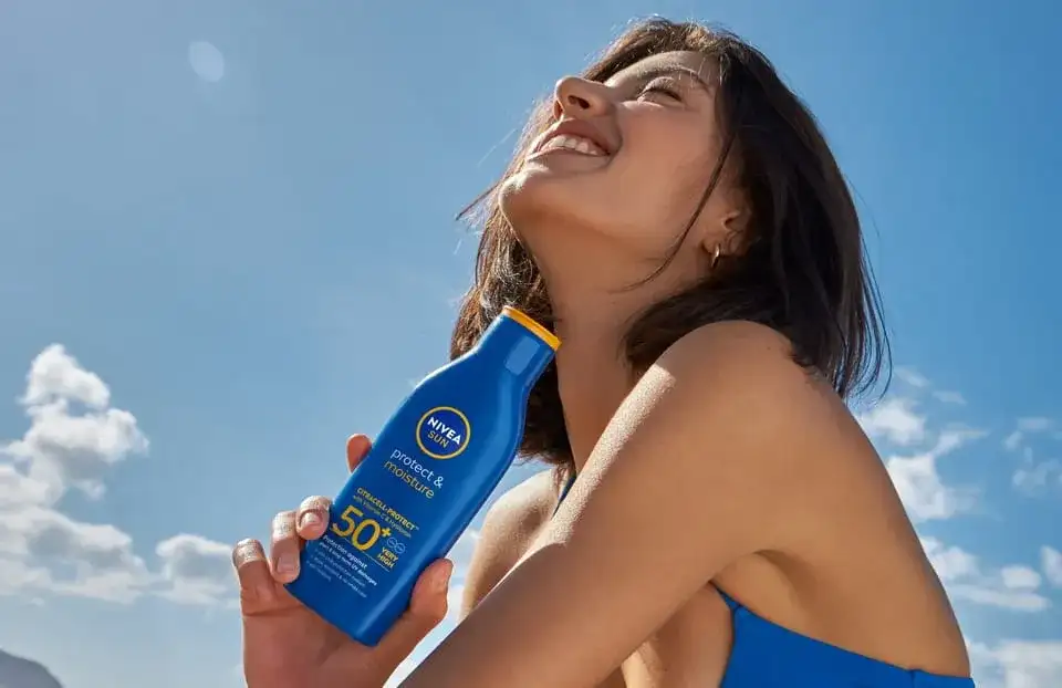 Klasyczny krem Nivea a opalanie: Czy przyspiesza? Poznaj fakty.