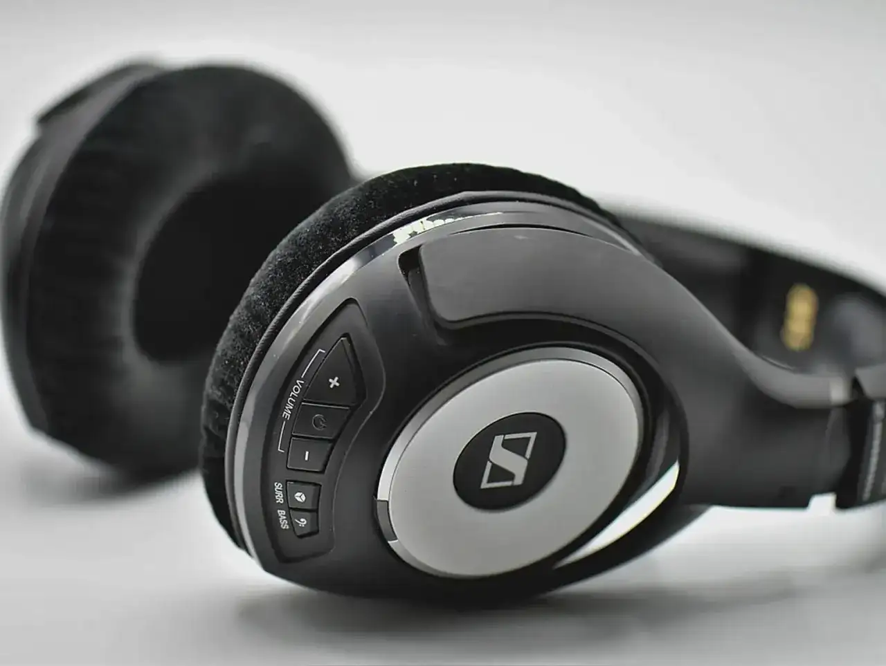 Sennheiser – przegląd słuchawek dousznych i nausznych