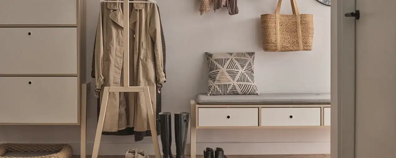 Elegancka aranżacja komody w przedpokoju - poznaj najlepsze pomysły i triki