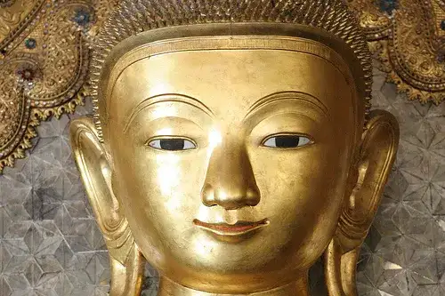 Wyznawca buddyzmu tybetańskiego: rola Dalajlamy i jego nauki