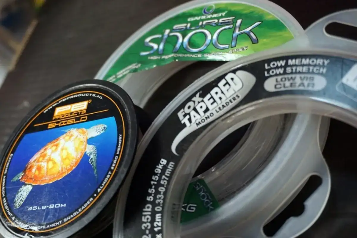 Zwoje żyłek wędkarskich: PB Products Shield z żółwiem, Fox Tapered Mono Leaders i Gardner Sure Shock.