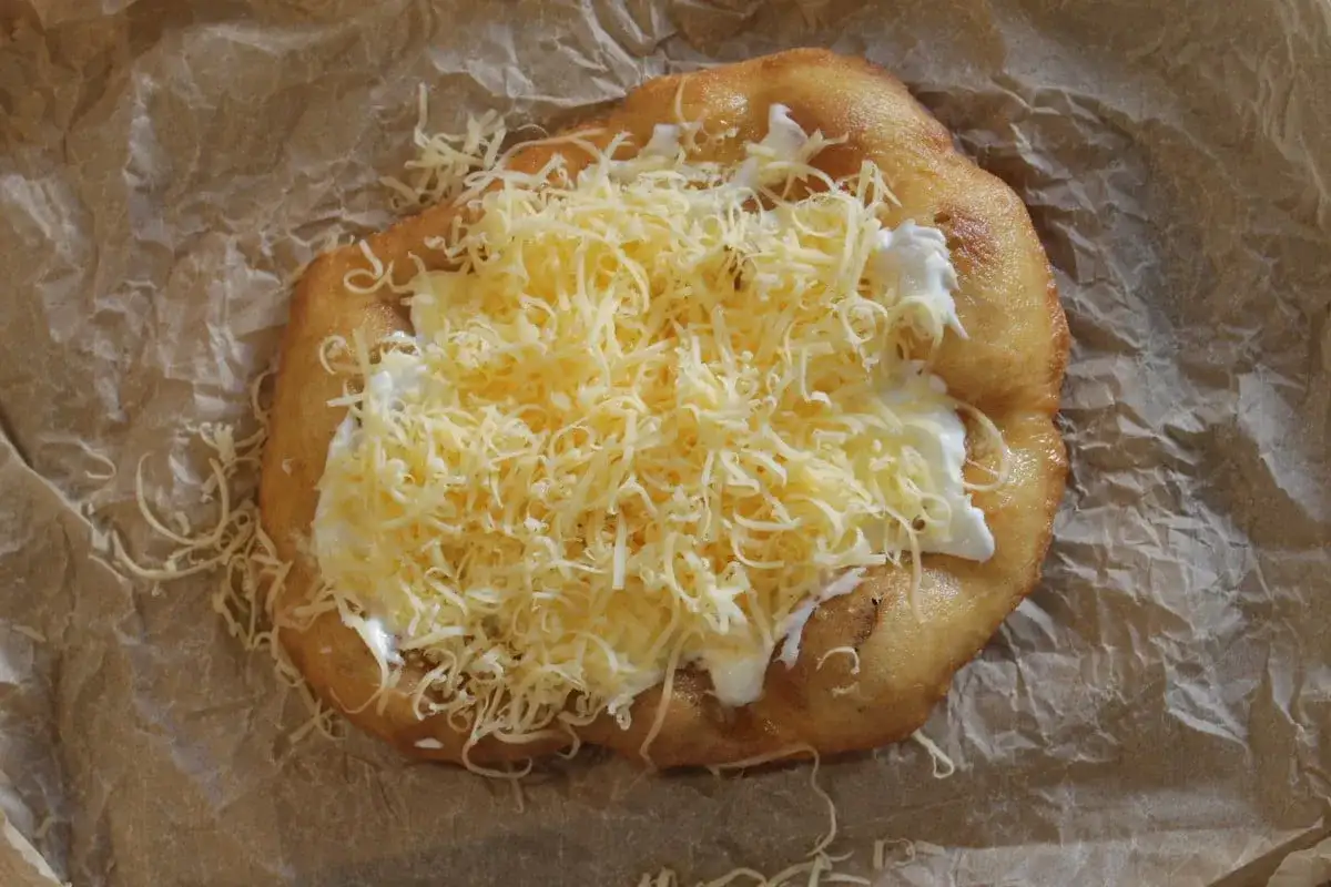 Przepis na langosze: poznaj idealny smak Węgier w Twojej kuchni