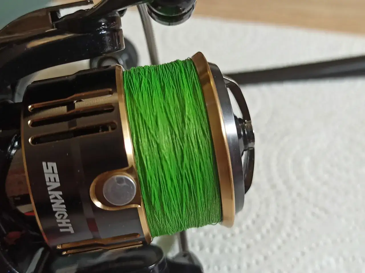 Jak nawinąć plecionkę na kołowrotek? Perfekcyjny nawój bez splątań!