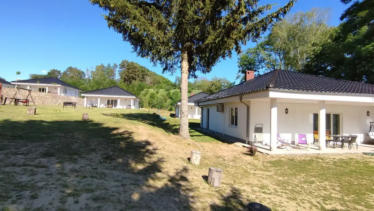 Jezioro Głębokie: Idealny nocleg? Domki, agroturystyka i więcej!