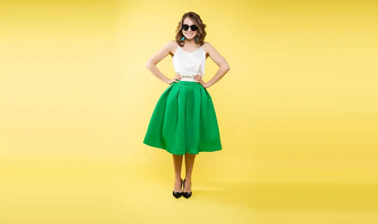 Zielona spódnica: Jaką bluzkę wybrać? Sekrety udanej stylizacji!