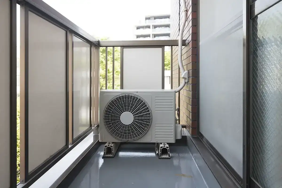 Jak zasłonić klimatyzator na balkonie i uniknąć błędów w osłonie