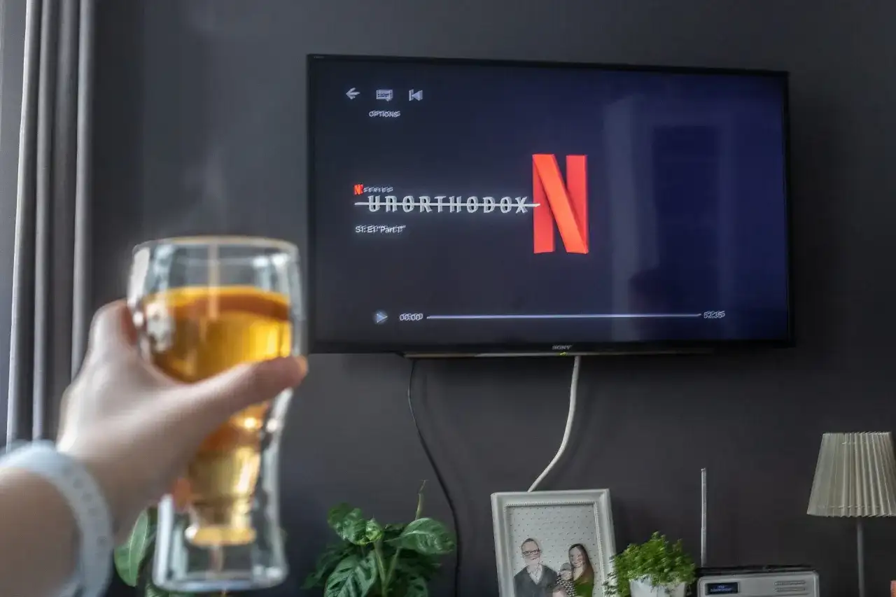 Najlepsze seriale, które warto obejrzeć na Netflix – wybierz mądrze