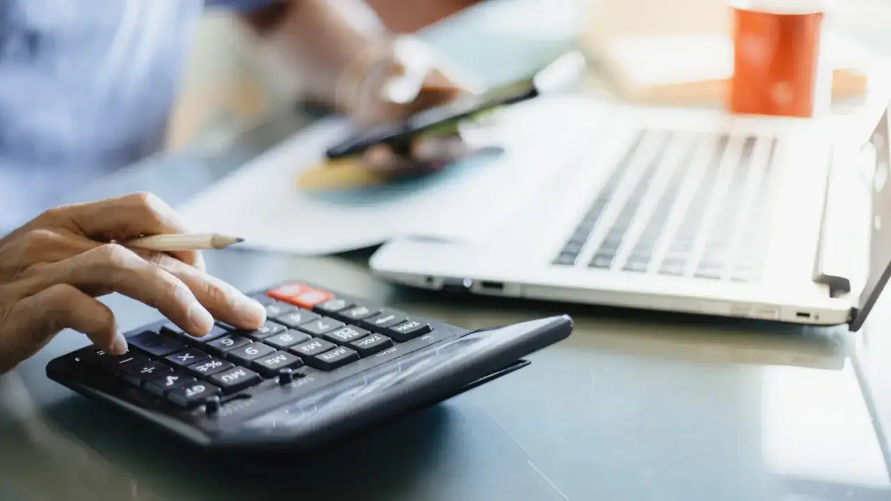 Ile prądu zużywa TV 55 cali? Oblicz koszty i oszczędzaj!