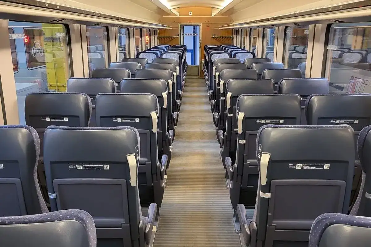Puste siedzenia w wagonie pociągu IC. Gdzie jest pociąg IC? Właśnie tutaj, w tym nowoczesnym wnętrzu.