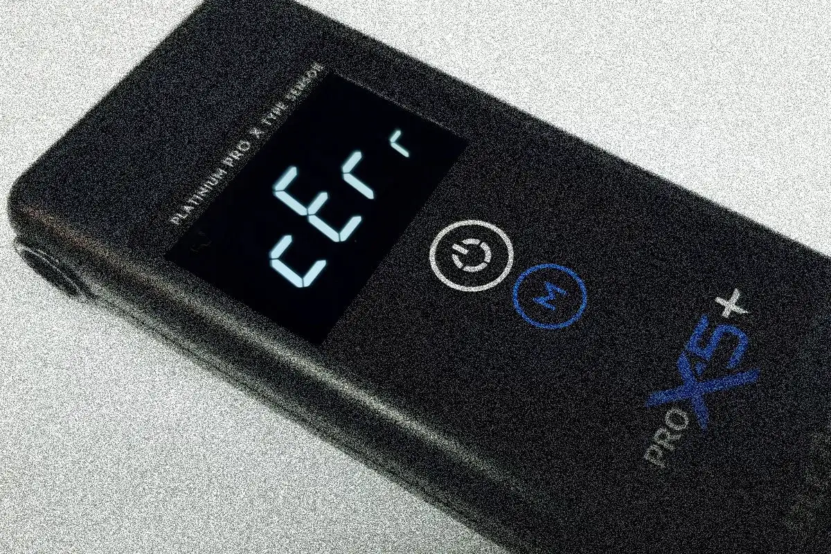 Cyfrowy alkomat PRO X5+ z wyświetlaczem "Err" sugeruje potrzebę resetu.