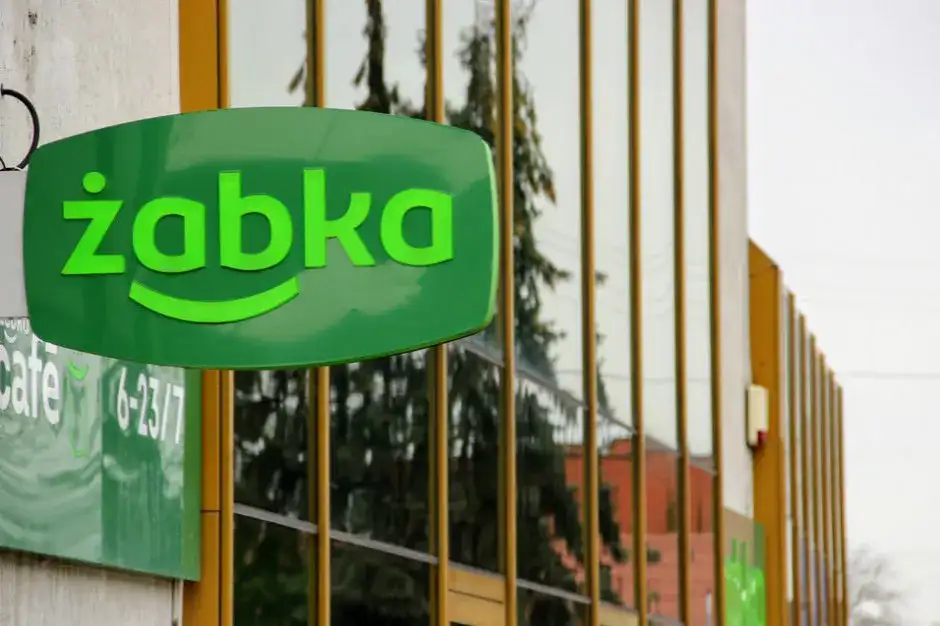 Żabka: 25 000 zł to mit? Ile realnie zarobisz jako ajent!