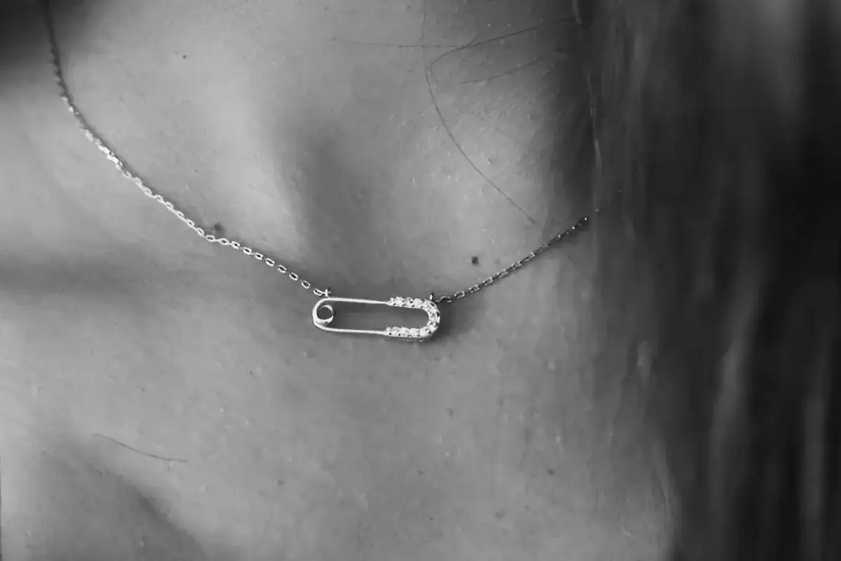 Co oznacza naszyjnik z agrafką? Symbol buntu i wyrazu siebie