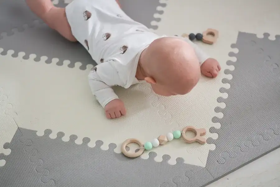 Kiedy kłaść dziecko na matę edukacyjną, aby wspierać jego rozwój?