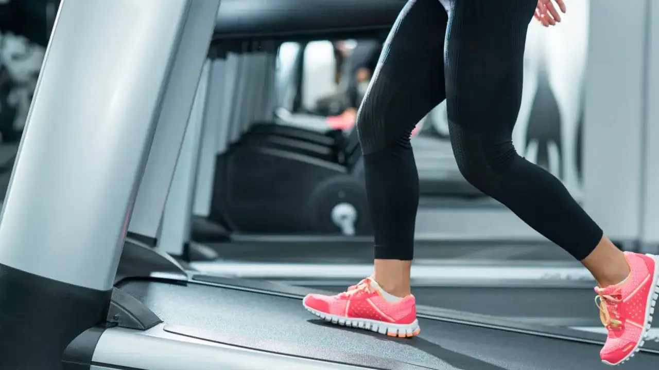 Intensywne chodzenie na bieżni pod górę efektywnie wzmacnia nogi i pośladki.