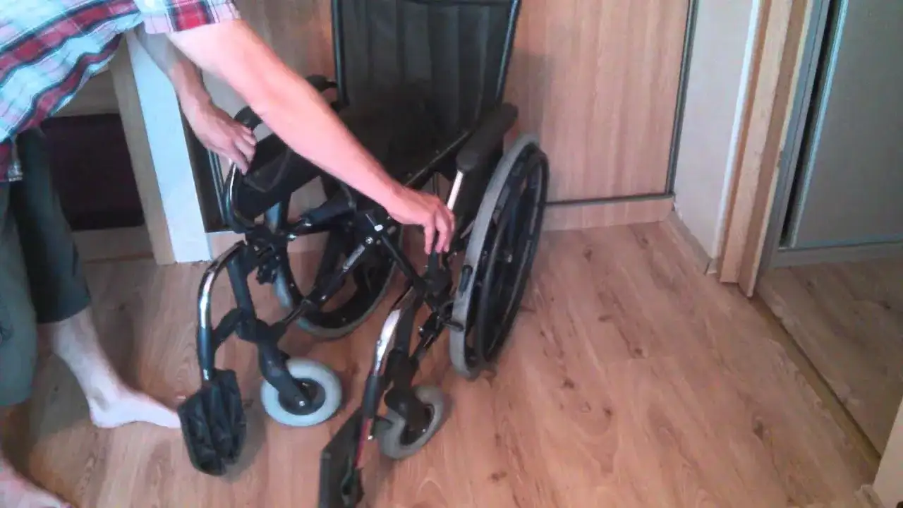 Jak złożyć wózek inwalidzki? Prosty poradnik krok po kroku