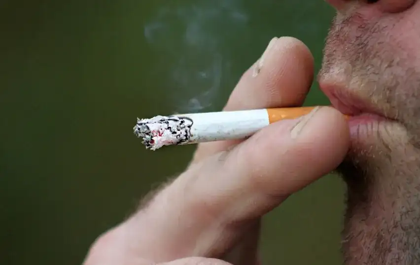 Palenie na balkonie: Legalne czy nie? Prawa i mandaty sąsiadów