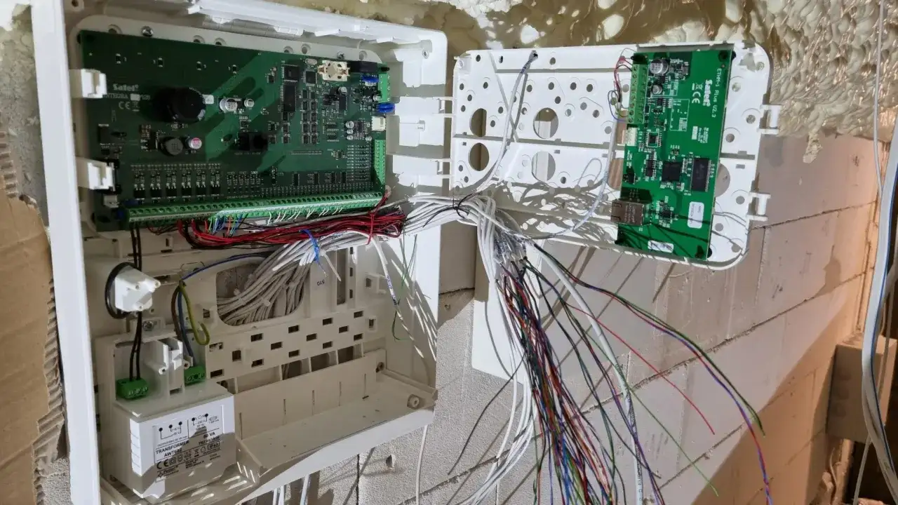 Centrala alarmowa Sateł Integra z modułem ETHM-1 Plus. Wiele przewodów, transformator. Jak wyłączyć alarm w domu? To skomplikowane.