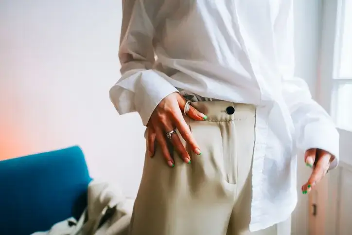 Jak włożyć koszulę do spodni? 3 techniki dla perfekcyjnego stylu