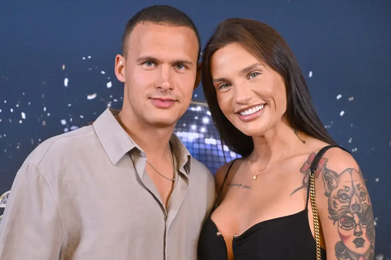 Mateusz Świerczyński z Love Island i jego partnerka uśmiechają się do zdjęcia.