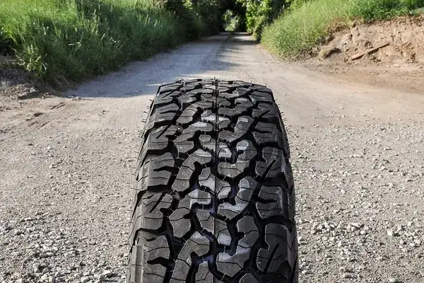 Jakie opony do SUV 4x4 wybrać, by uniknąć niebezpieczeństw na drodze?