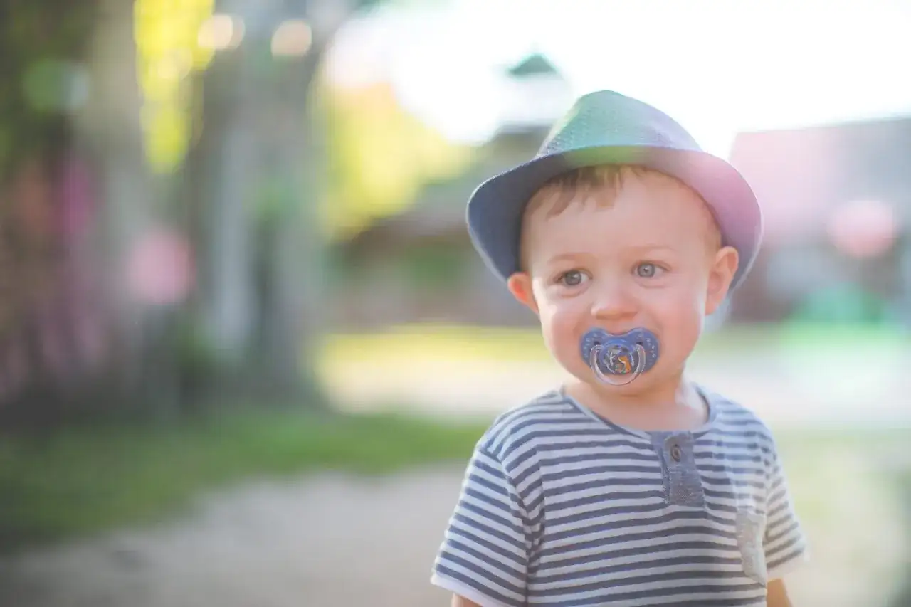 Kiedy zmienić smoczek na większy? Oto znaki, które musisz znać