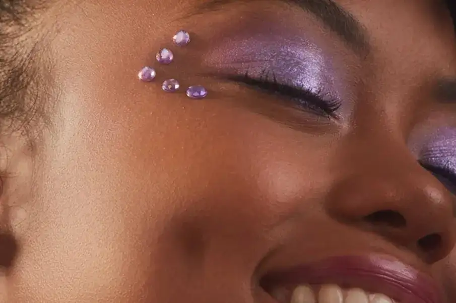Maquillajes con glitter: técnicas y consejos para brillar sin errores