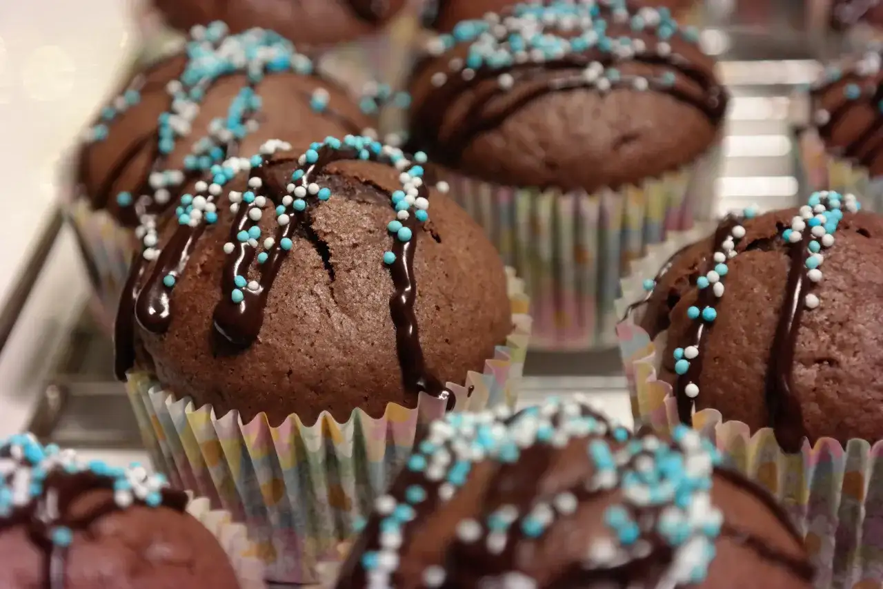 Jak udekorować muffinki czekoladowe - kreatywne pomysły na każdą okazję