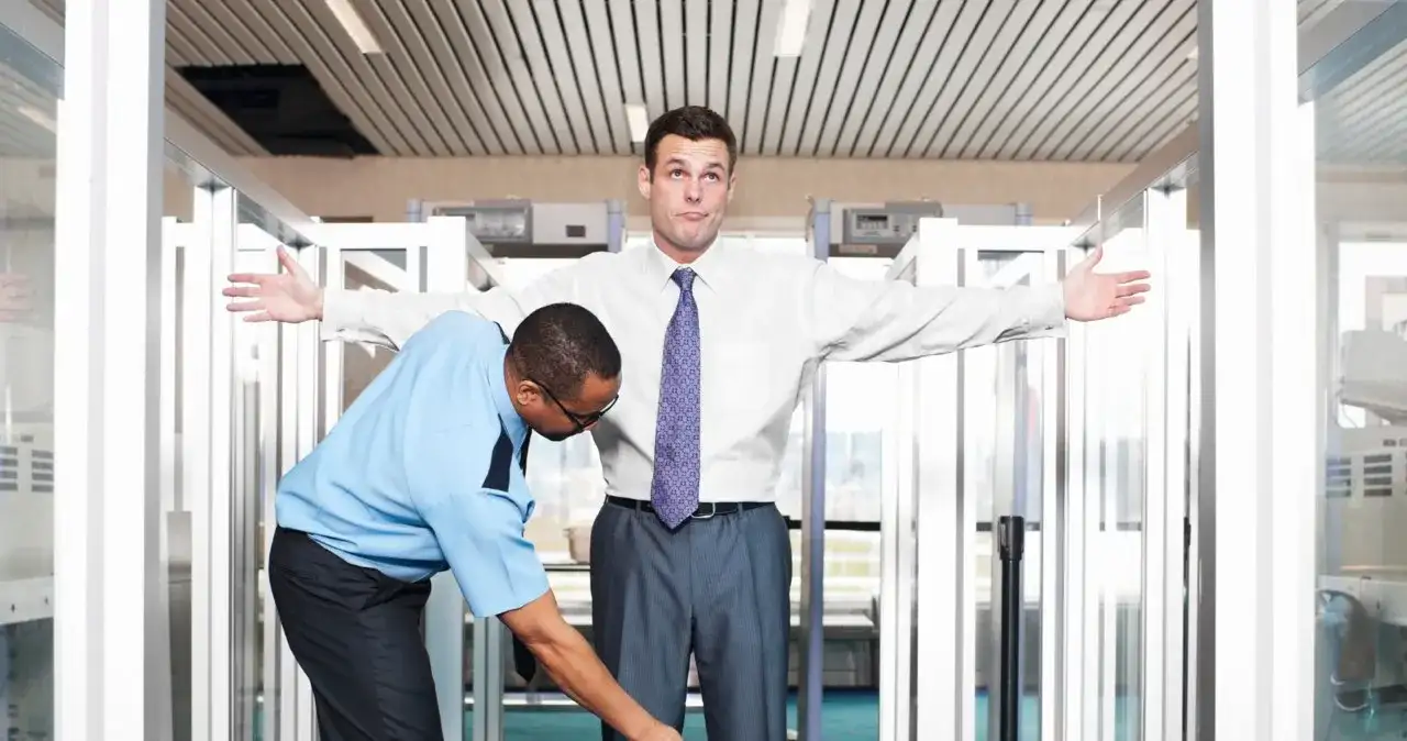 Co piszczy na bramkach na lotnisku - poznaj powody i uniknij kontroli