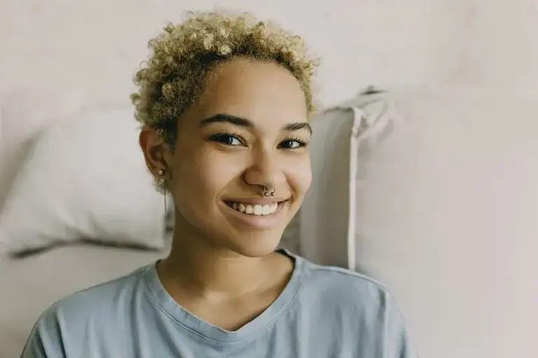 Czy kolczyk w nosie boli? Sprawdź ceny i co warto wiedzieć