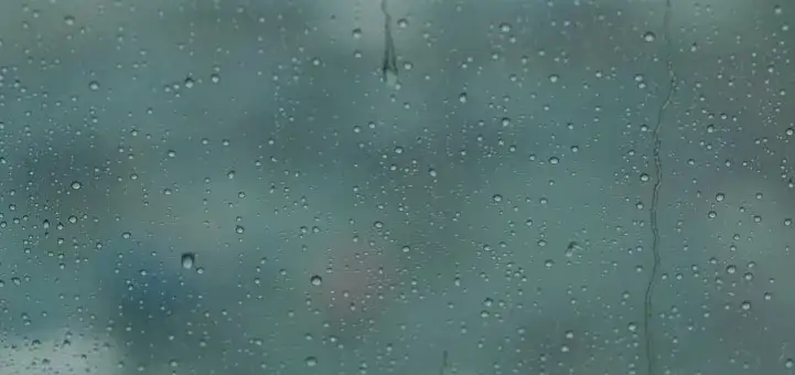 Skuteczne sposoby na parujące okna w domu – uniknij problemów z wilgocią