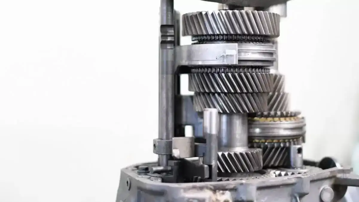 Do czego służy synchronizator w skrzyni biegów i jak wpływa na komfort jazdy?